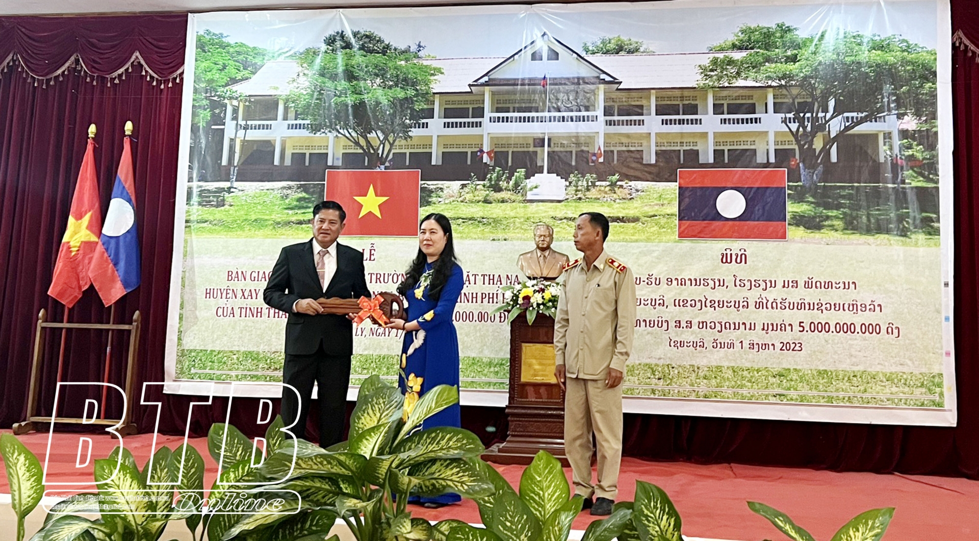 越南太平省援建老挝沙耶武里省的一所高中学校正式移交使用。