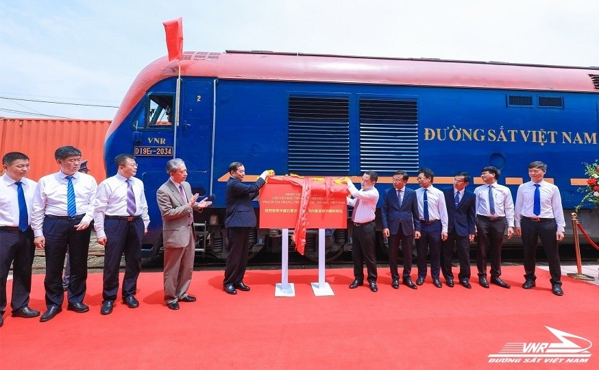中国石家庄开往越南河内的首列车。