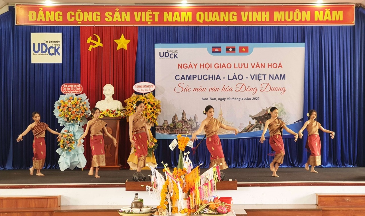 在昆嵩为老挝和柬埔寨国际学生举办越南-老挝-柬埔寨文化节。