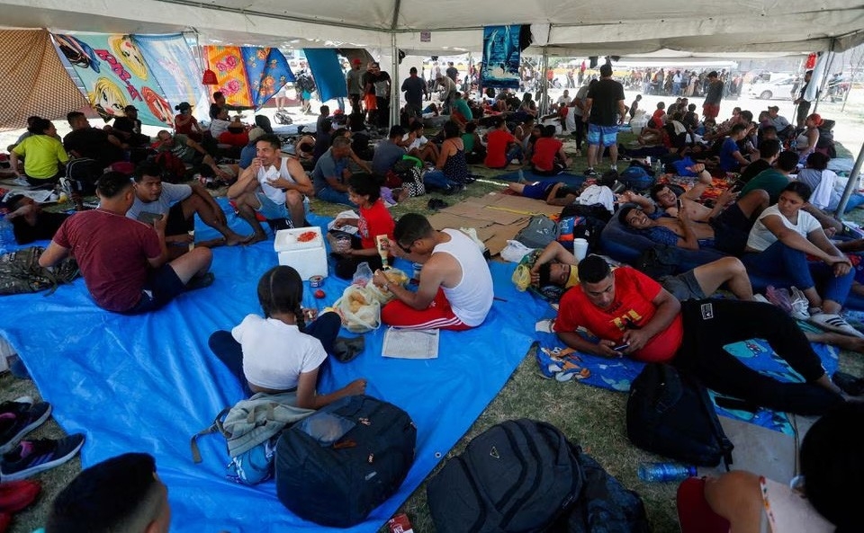 2023年6月27日，墨西哥新拉雷多边境附近，主要来自委内瑞拉的避难者在墨西哥政府搭建的帐篷里休息。 