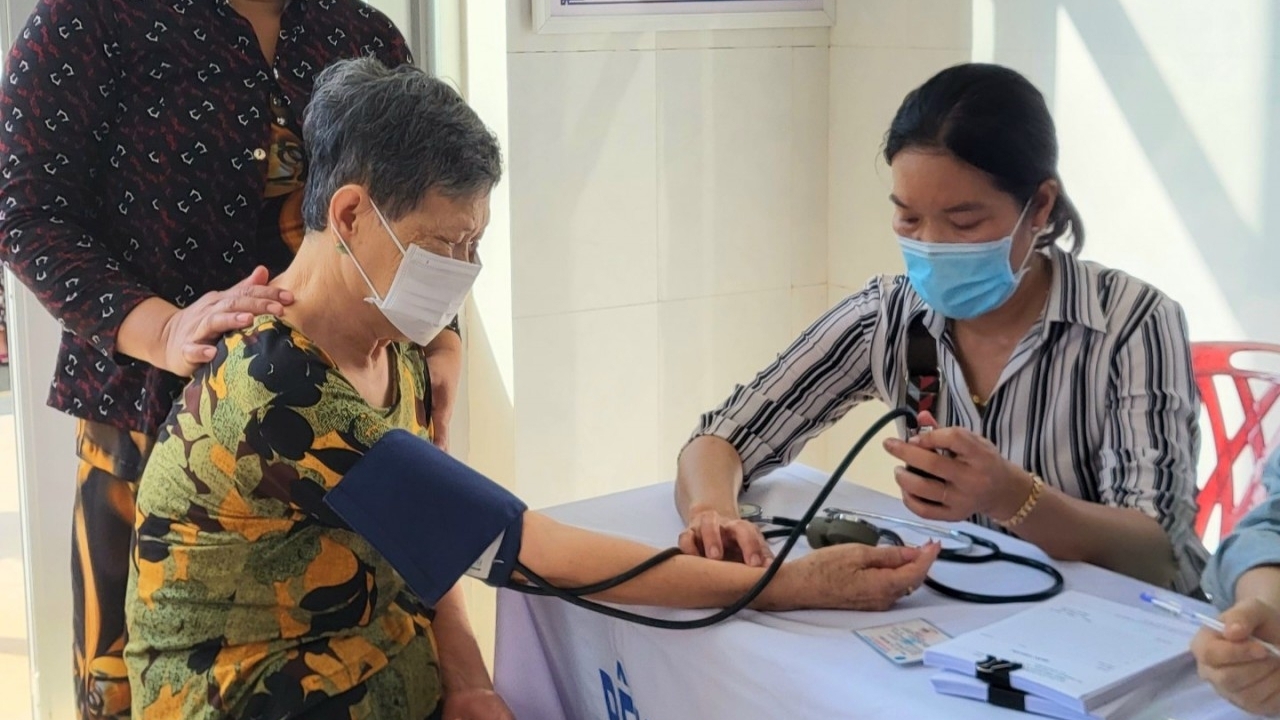 为薄寮省红民县的500名县民看病送药和赠送礼物