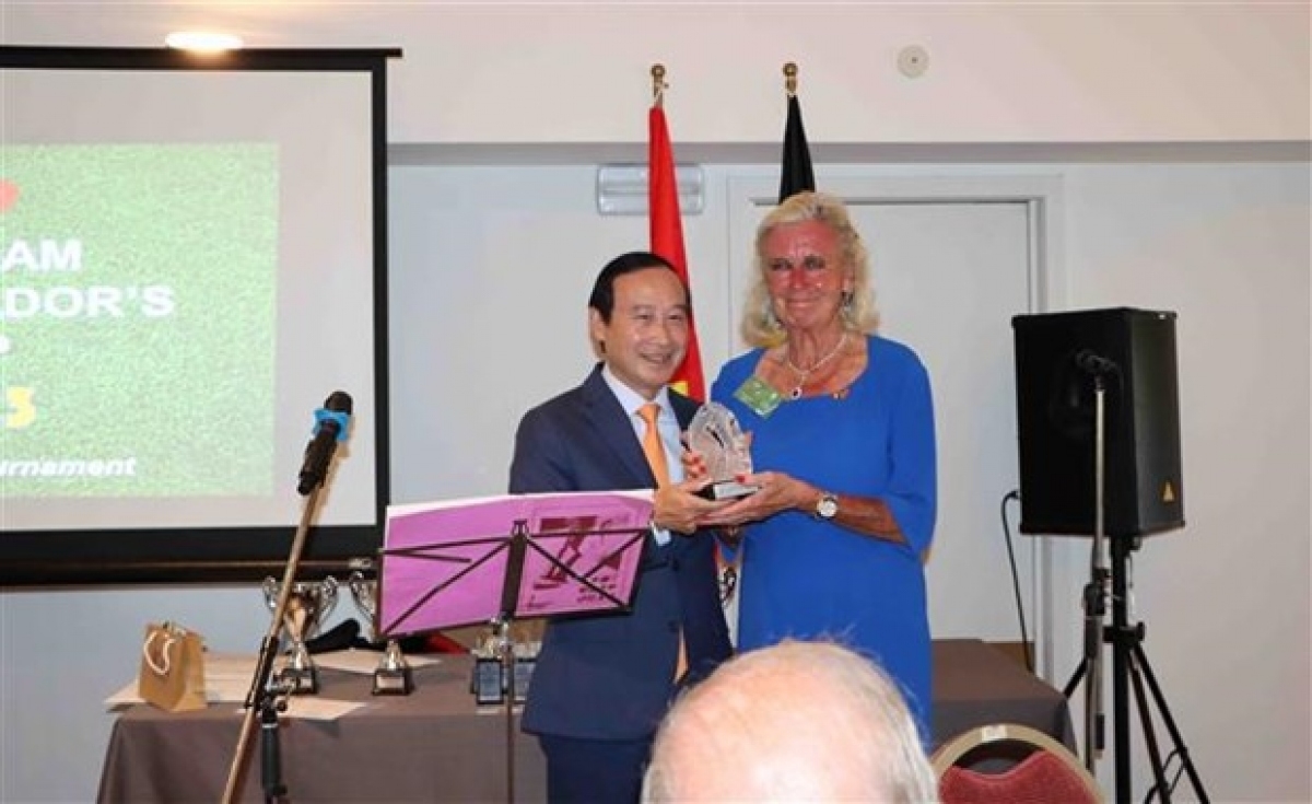 在越南大使杯高尔夫锦标赛十周年之际，越南驻比利时大使阮文草向克里斯·盖斯肯斯女士授予纪念章。