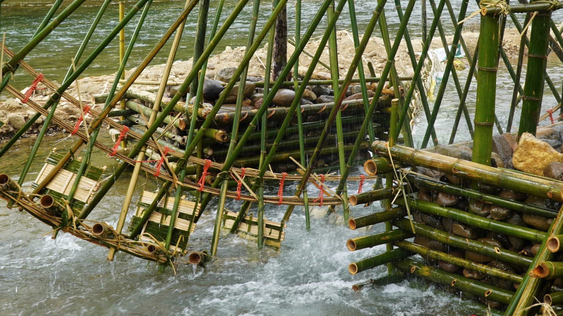 水车是当地傣族的传统文化特色。 水车引水入渠，灌溉农田。