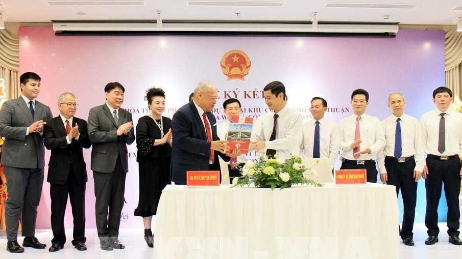 越南南定省人民委员会与中国台湾嘉威（JiaWei）集团项目发展协议签字仪式。