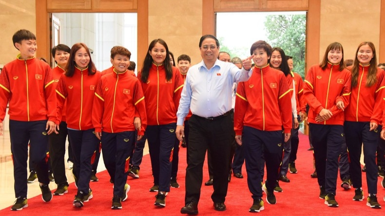 范明正总理和越南国家女子足球队。