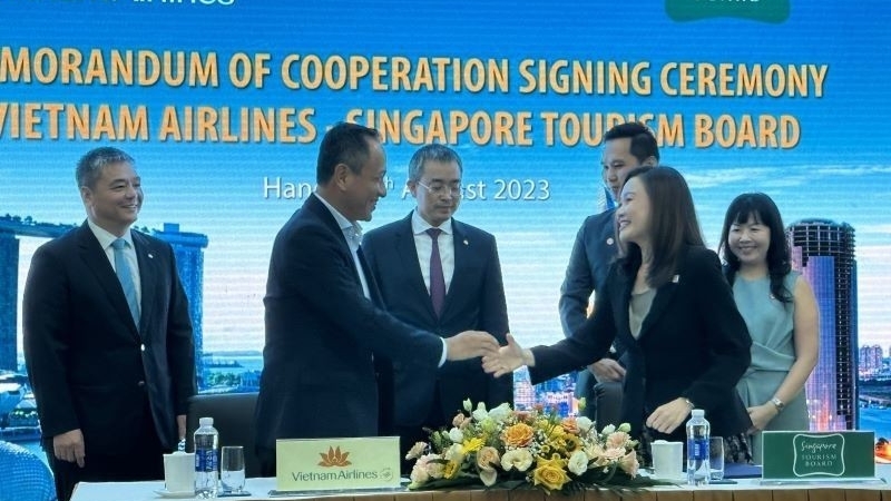 越南航空公司同新加坡旅游局签署合作协议