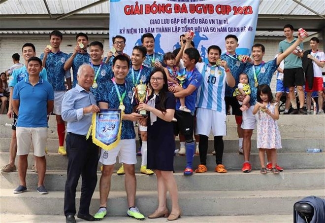 旅居比利时越南人举行足球锦标赛庆祝两国建交50周年。