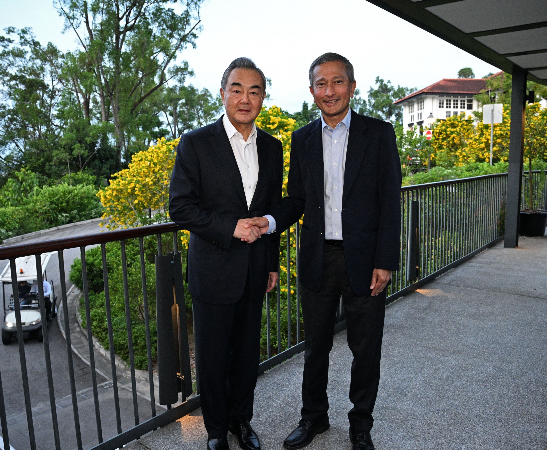 中国外交部长王毅（左）与新加坡外长维文。