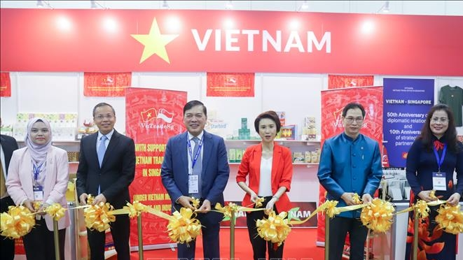 越南驻新加坡大使梅福勇和新加坡贸工部兼文化、社区及青年部政务部长刘燕玲出席越南展区开幕剪彩仪式。