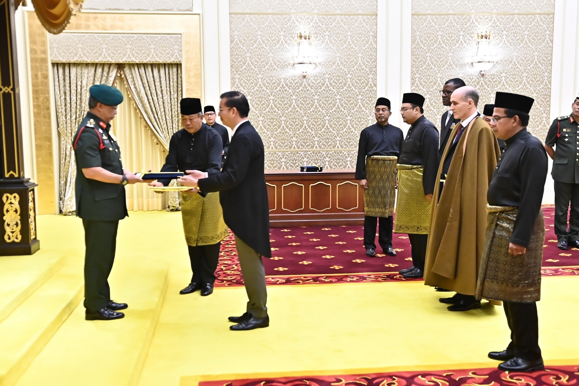越南驻马来西亚大使丁玉灵向马来西亚国王递交国书。