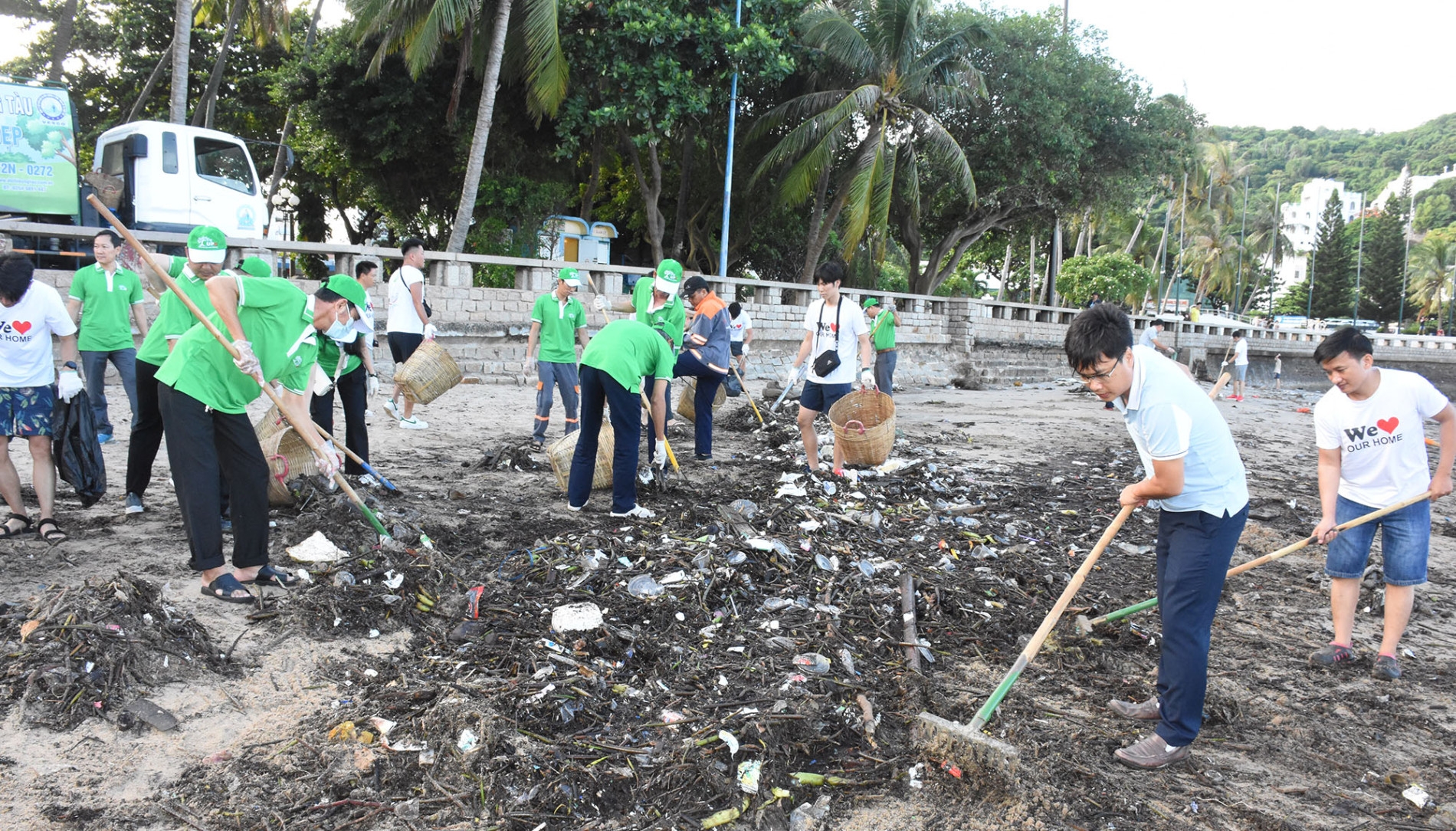 志愿者和游客参与清理海滩垃圾活动。