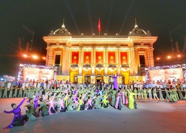 《向河内前进》和《进军歌》节目的舞台从河内大剧院内延伸到大剧院门前——八月革命广场。