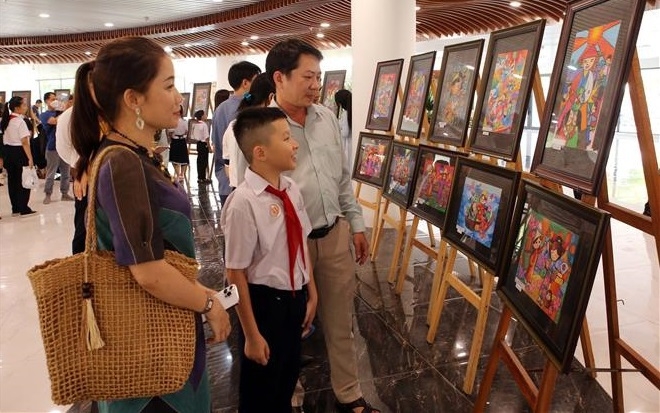 游客参观展会。