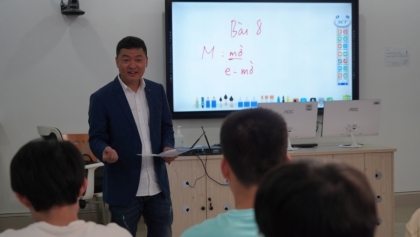 向一代又一代的中国学生教授越南语、介绍越南文化