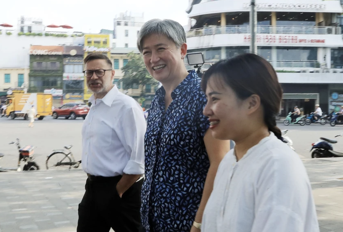 澳大利亚外交部长黄英贤（Penny Wong）在河内散步。