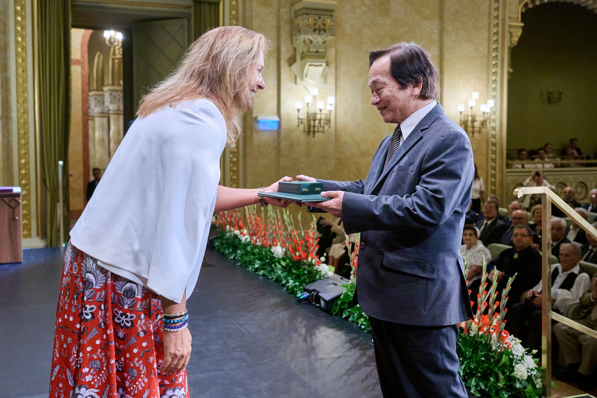 匈牙利越南裔知识分子裴明丰教授刚刚荣获匈牙利国家最高荣誉——匈牙利骑士十字勋章（Magyar Érdemrend Lovagkereszt）。该奖项旨在表彰教授在数学研究、科学合作和教育领域的贡献。