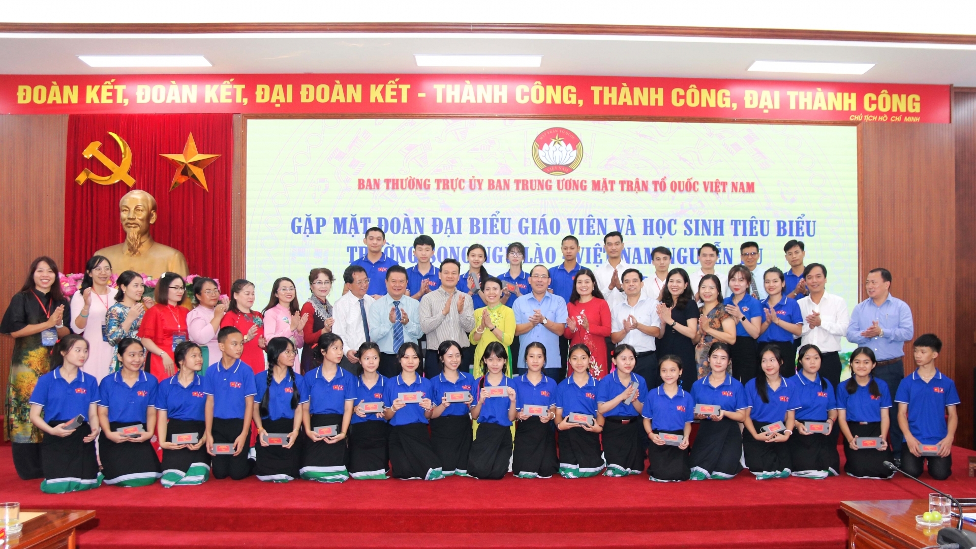 向老挝人民传播越南文化和爱心