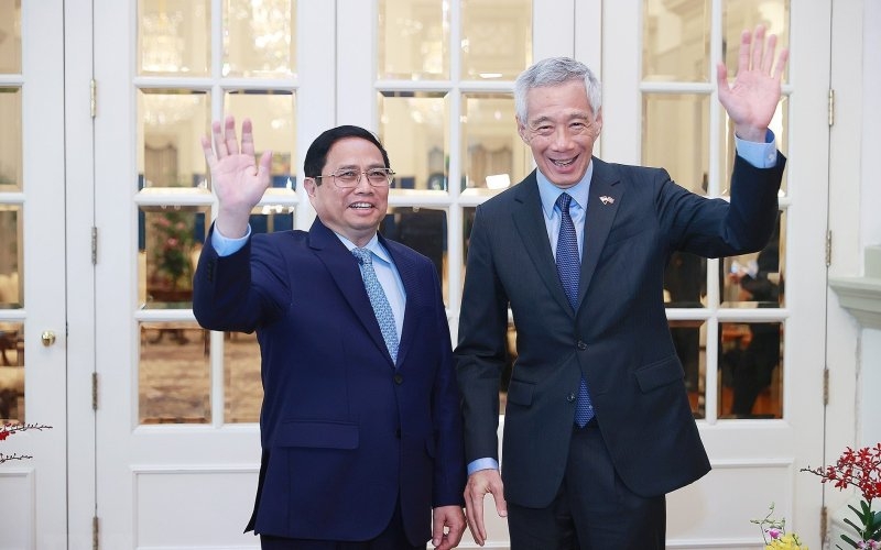 越南政府总理范明正（左）与新加坡总理李显龙。