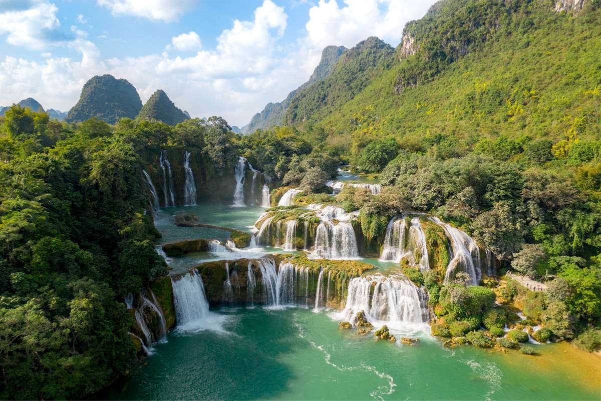 越南板约-中国德天跨国瀑布景区自9月15日起试运营开放。