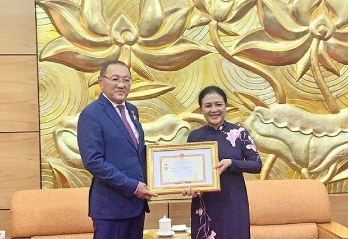 越南向哈萨克斯坦驻越大使授予和平友谊奖章。