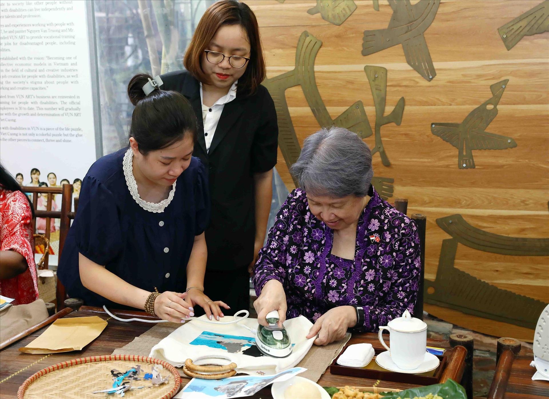 新加坡总理李显龙夫人何晶参观了河内市河东郡万福村的碎艺（Vụn Art）合作社。