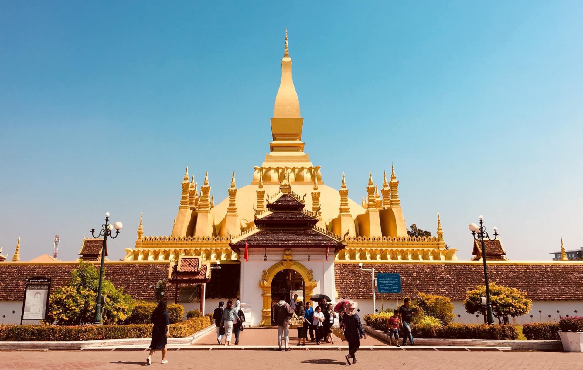 游客在老挝万象。