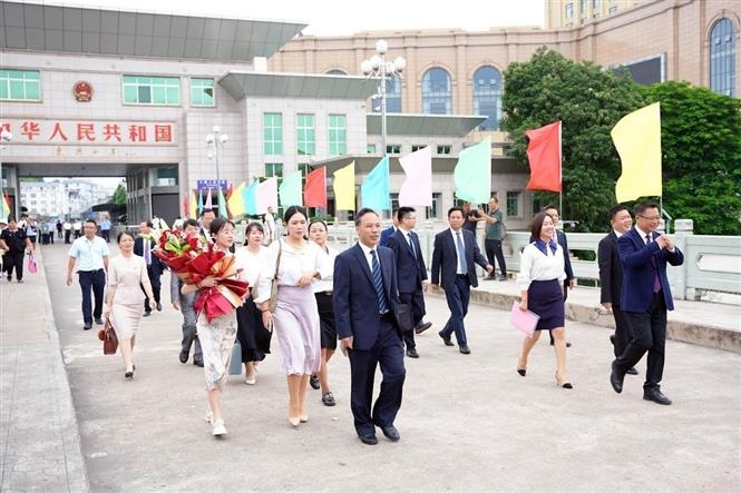 中国广西壮族自治区东兴市和防城区代表团赴广宁省芒街市进行访问。