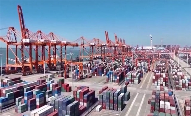 商务部副部长李飞表示，2022年中国与东盟贸易额将达到9753亿美元，同比增长11.2%，是10年前的2.2倍。贸易规模不断增长得益于区域全面经济伙伴关系协定（RCEP）以及双方通过自由贸易协定开放的经贸体系的开放程度。