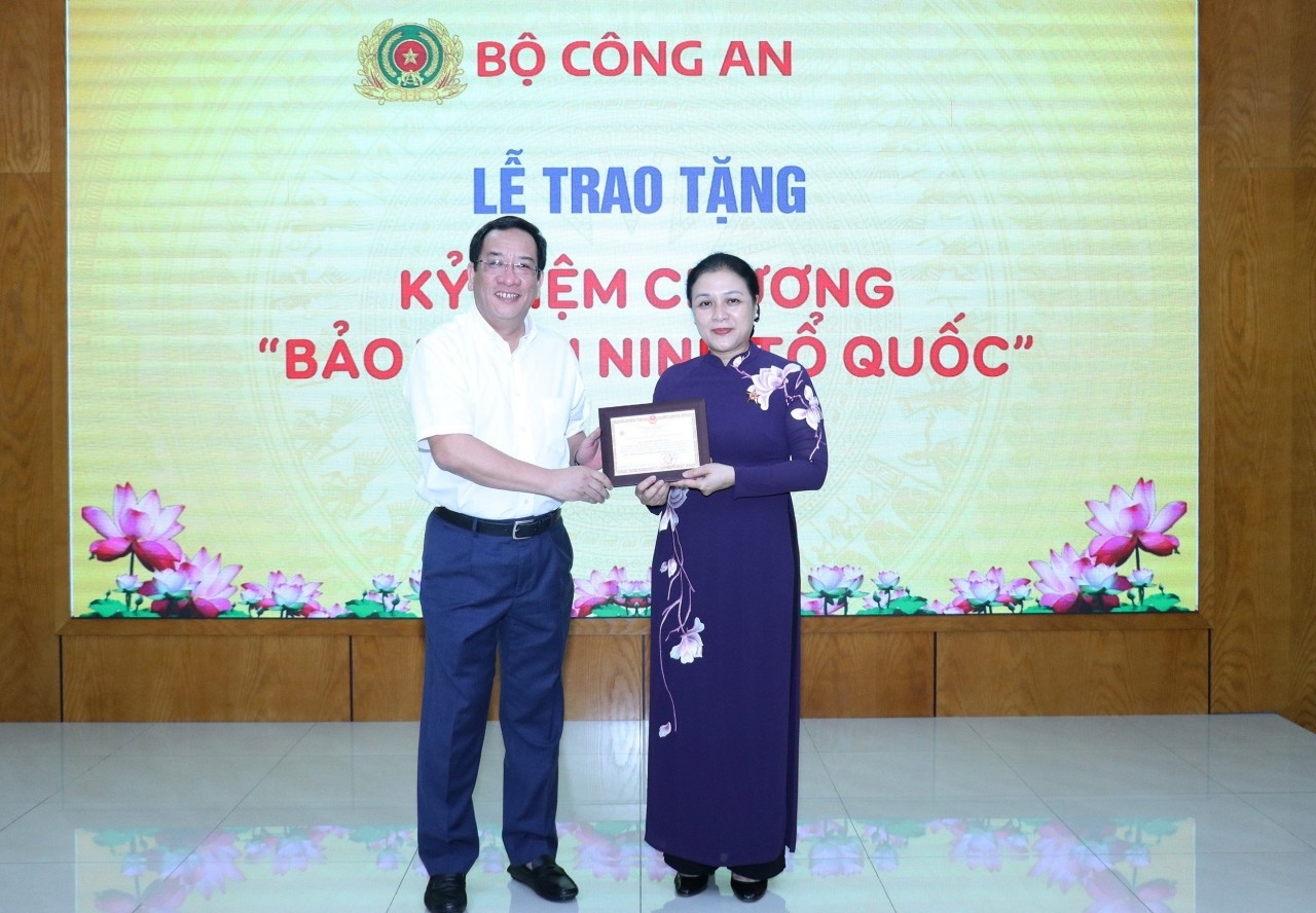 公安部表彰阮芳娥大使为维护国家安全事业做出的贡献。