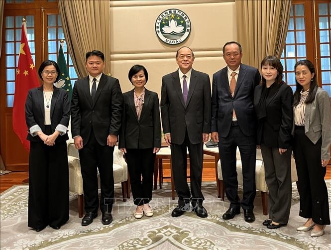 越南驻香港和澳门总领事黎德幸（左）与中国澳门特别行政区行政长官贺一诚和代表们合影。