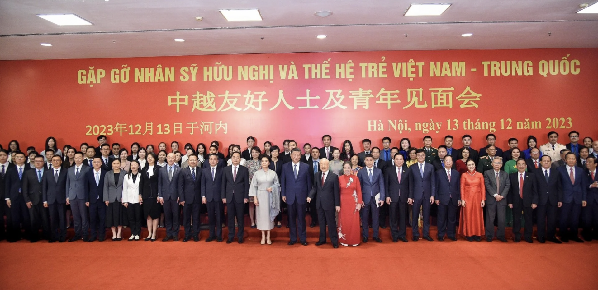 越共中央总书记阮富仲和夫人同中共中央总书记、国家主席习近平和夫人及参会代表合影。