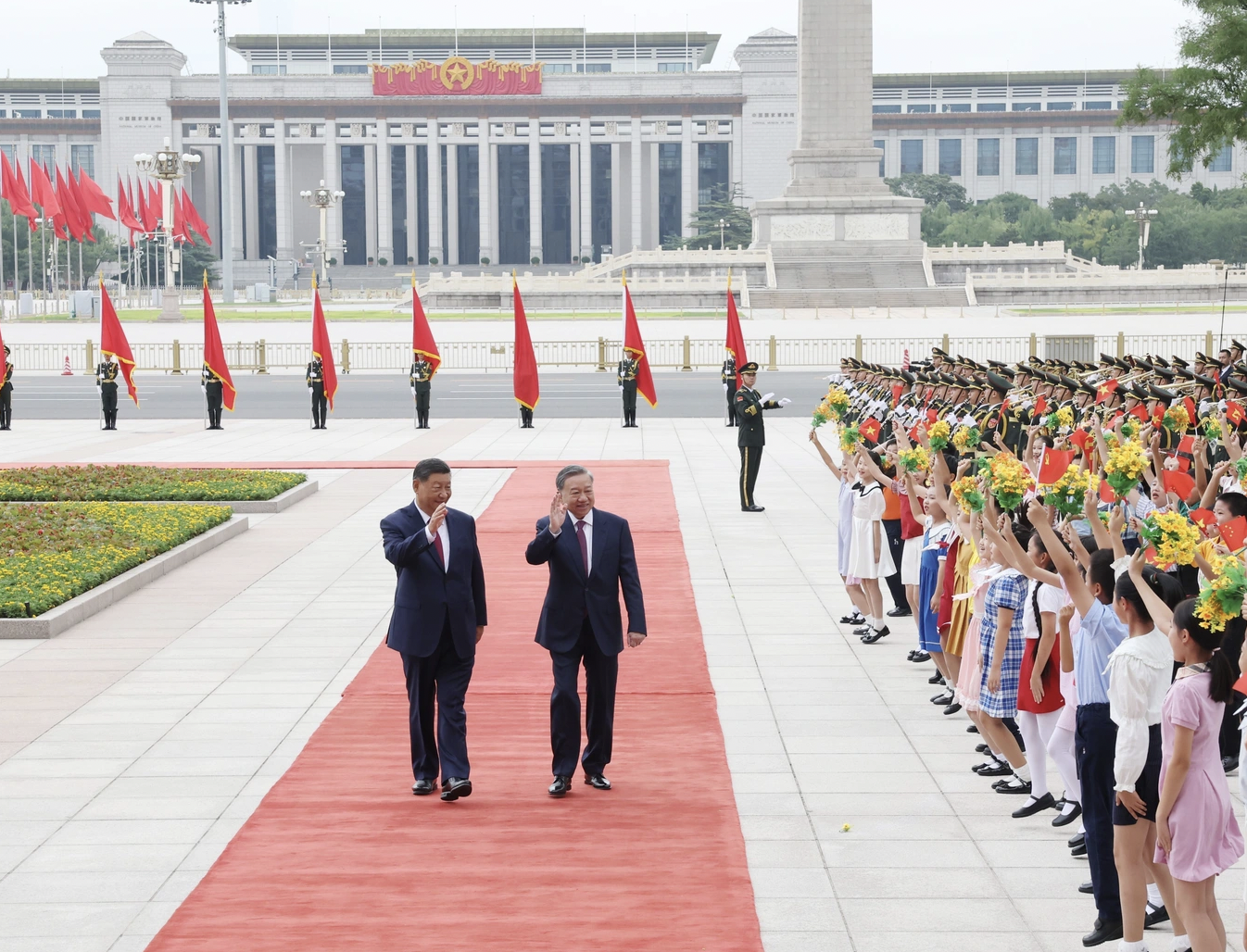 苏林总书记、国家主席和习近平总书记、国家主席检阅仪仗队