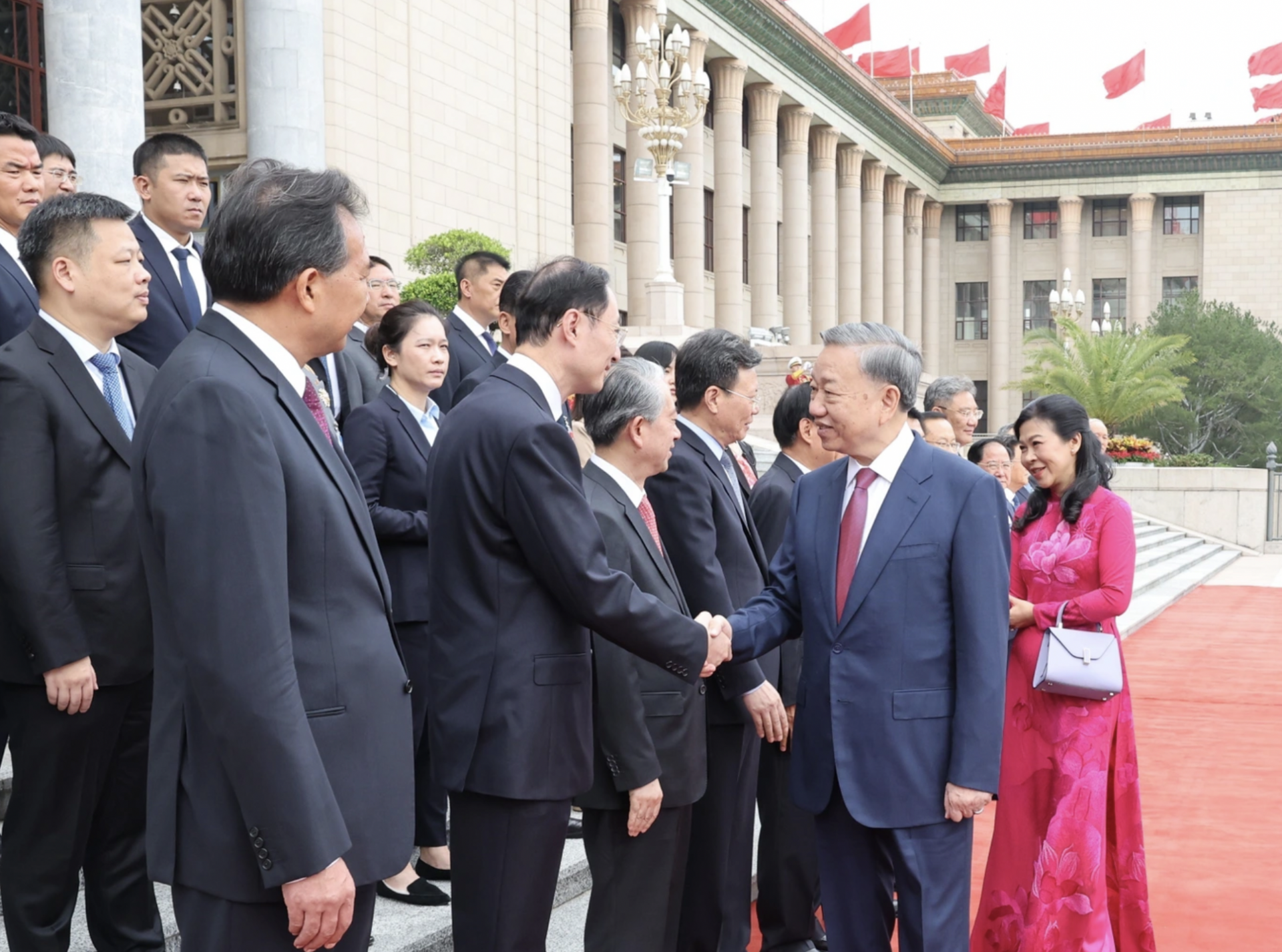 苏林总书记、国家主席及夫人在欢迎仪式上与中国代表团正式成员握手