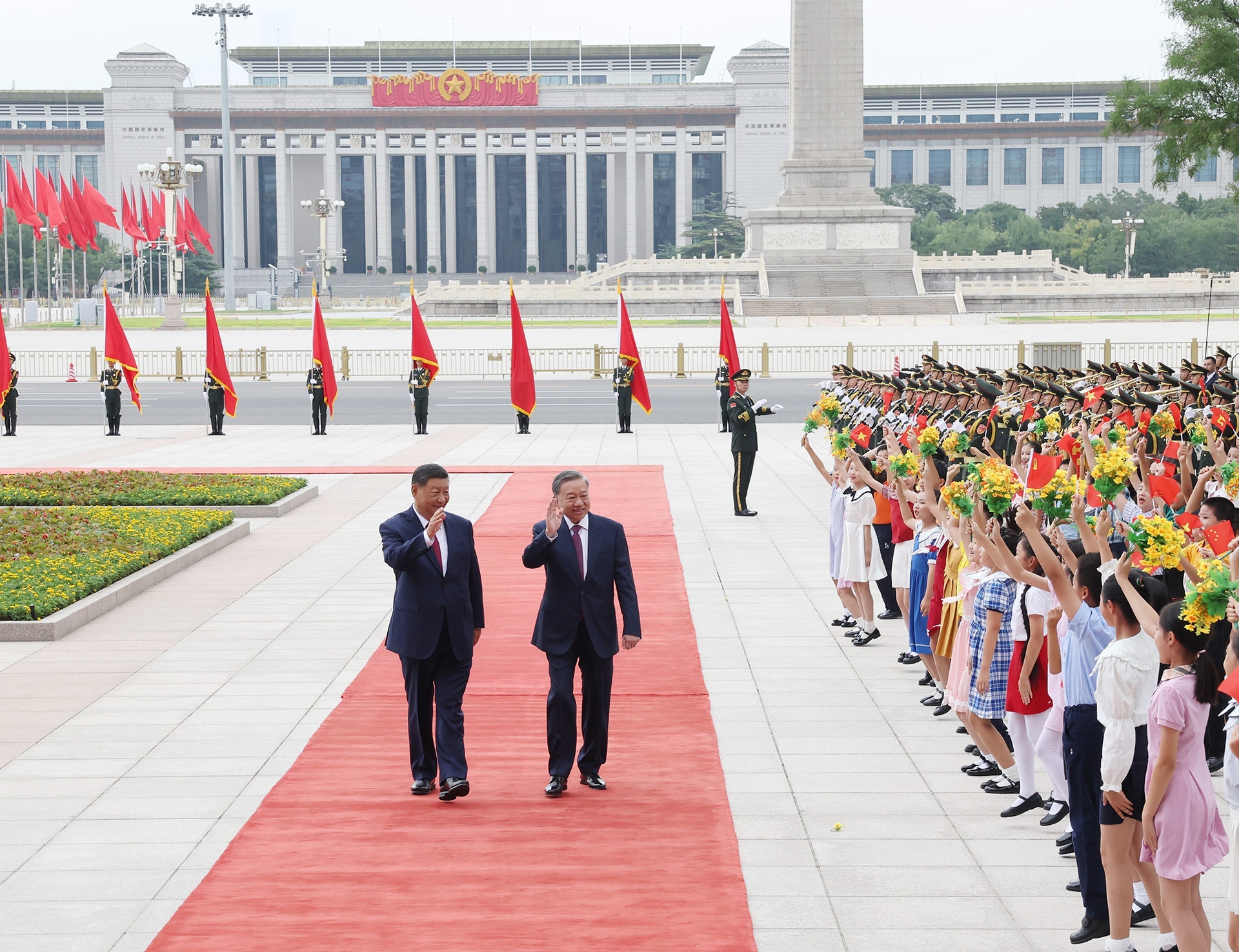 8月19日上午，中共中央总书记、国家主席习近平在北京人民大会堂为越共中央总书记、国家主席苏林和夫人举行隆重欢迎仪式。