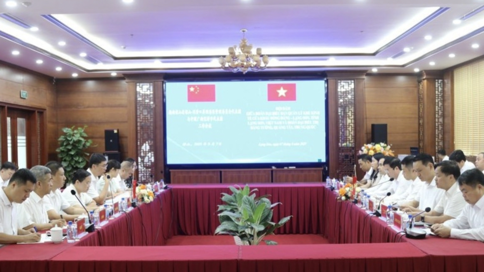 越南谅山省与中国广西壮族自治区共商进出口货物交接方式