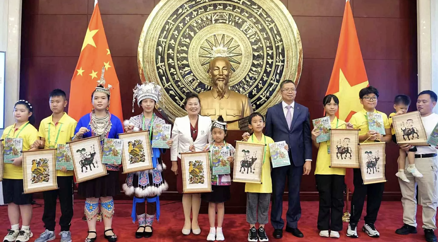 范青平大使与两国少年儿童合影。