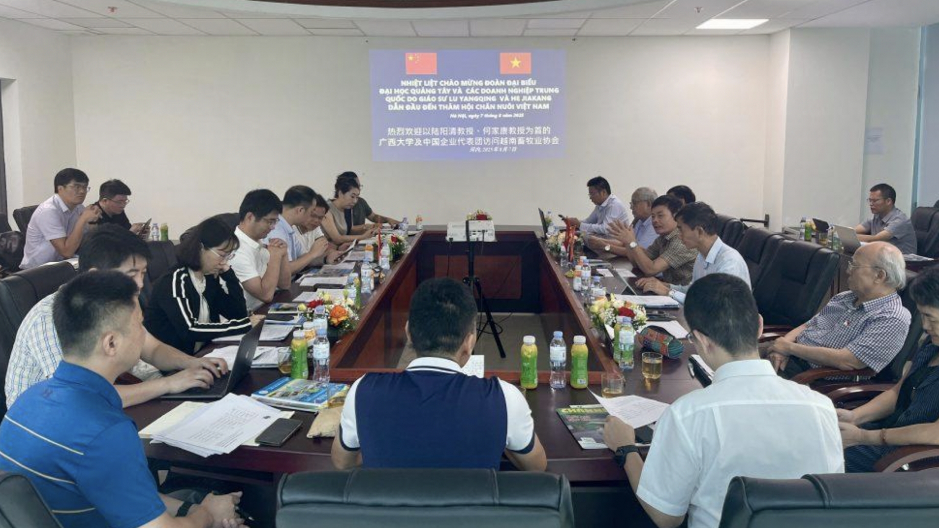 越南畜牧协会同广西大学及中国企业代表团举行工作会谈