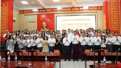 越南友好组织联合会向乂安省捐赠价值34亿越盾的援助配套