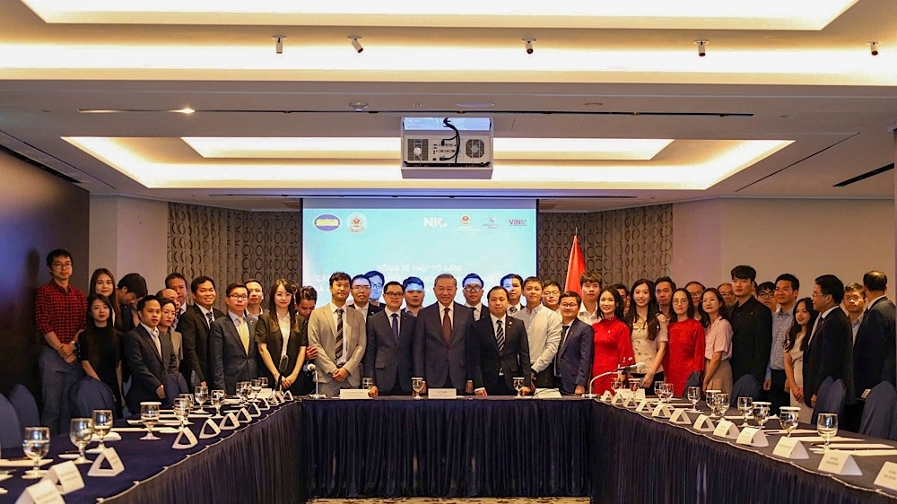 越共中央总书记苏林会见韩国越南创新网络成员