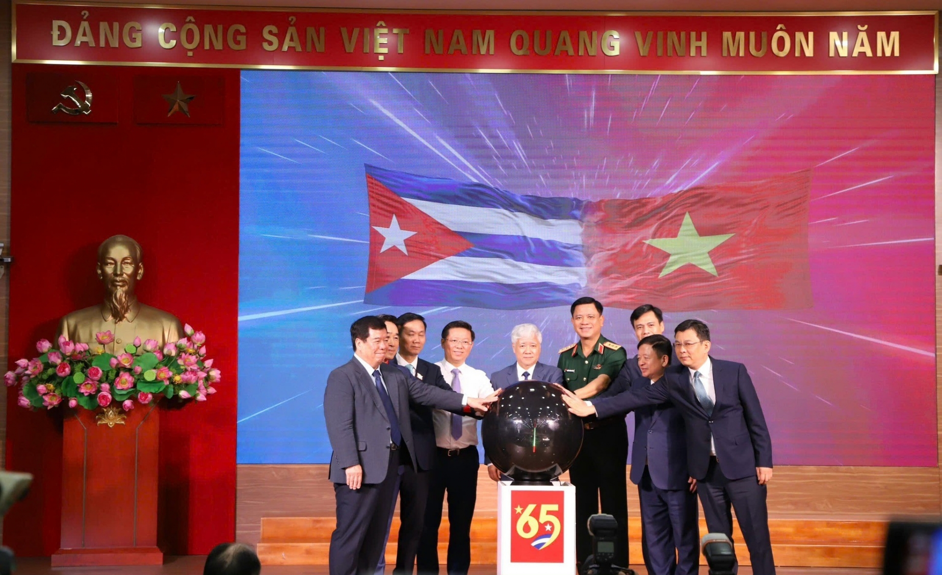 主题为“越南-古巴情谊65周年”的“支持古巴人民行动”启动仪式。