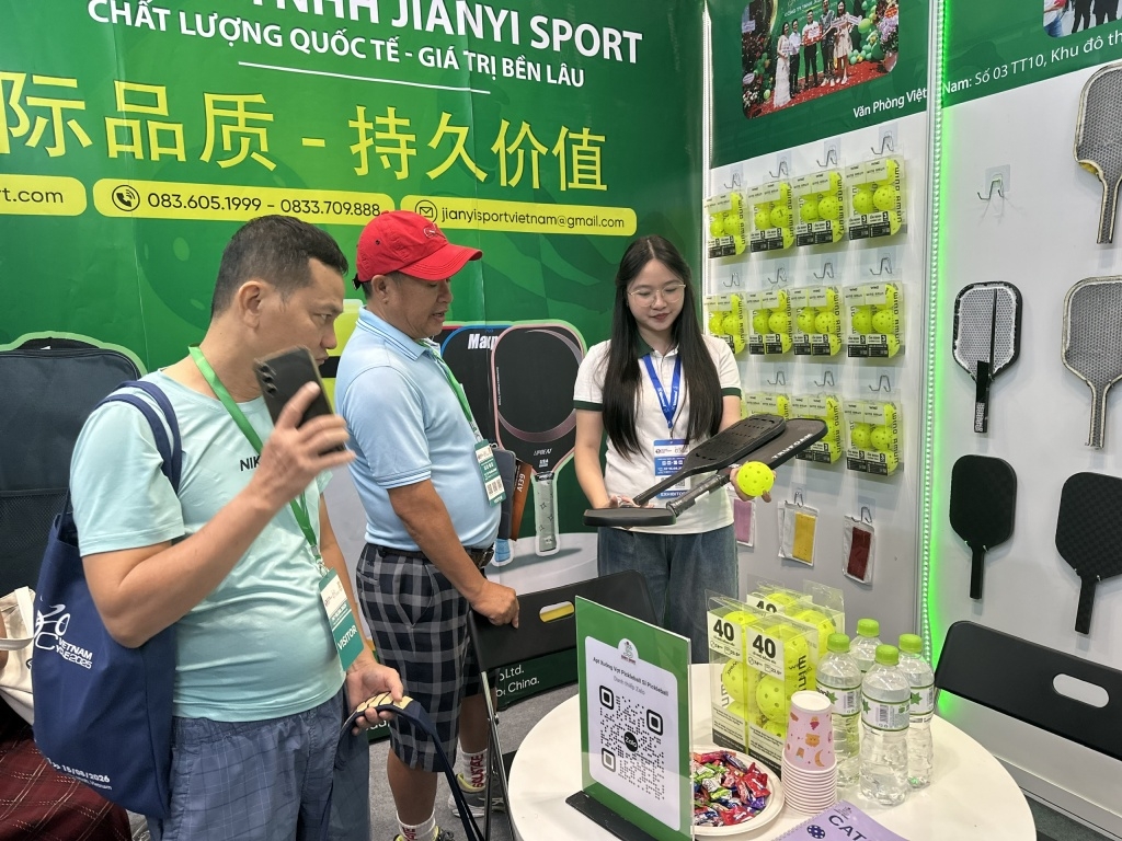 浙江企业展位吸引了众多客商前来咨询