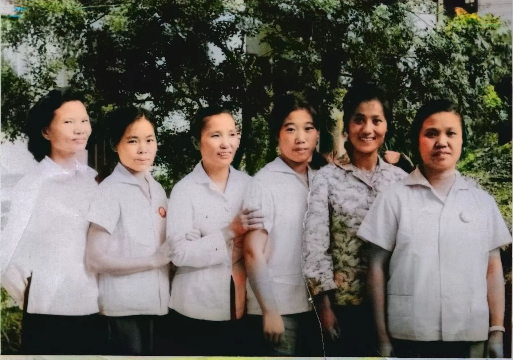 中国医学代表团女代表与越南友人合影