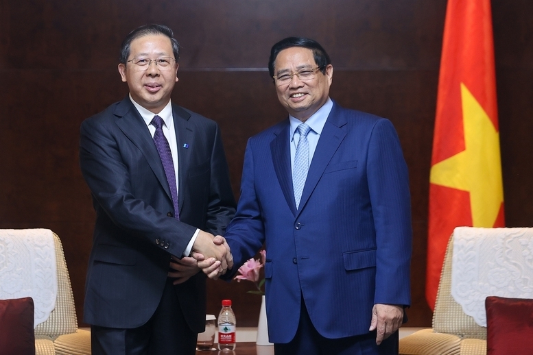 范明政总理与中国华电科工集团有限公司董事长彭刚平进行座谈。