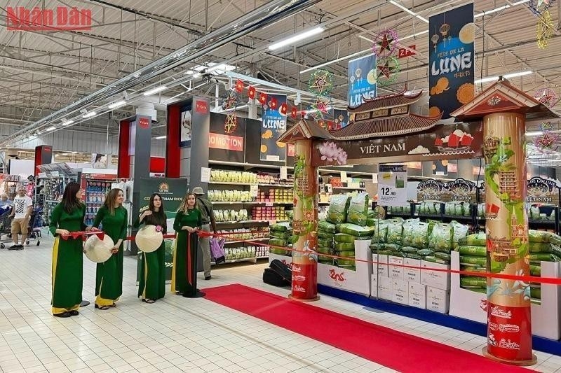 越南大米首次上架法国E.Leclerc超市。图自越通社