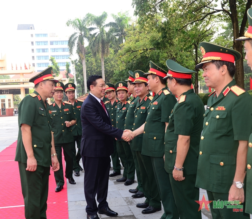 越南国会主席王廷惠出席国防学院开学典礼。图自人民军队报