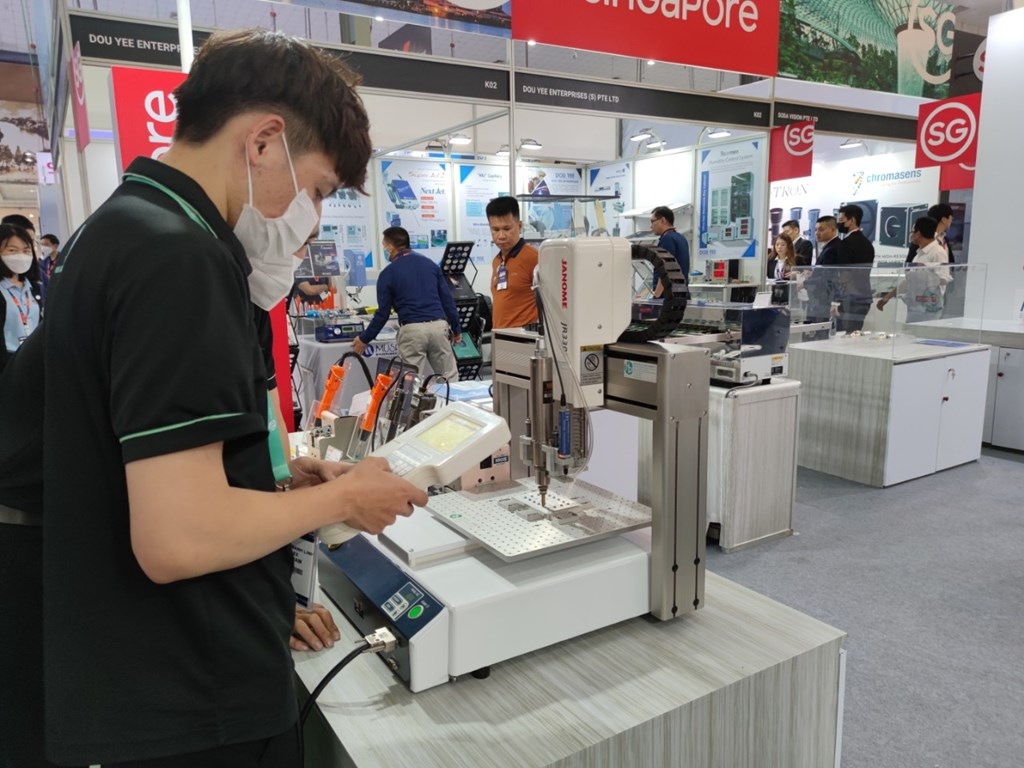 2022年越南国际电子展展出的机械设备。图自bnews.vn