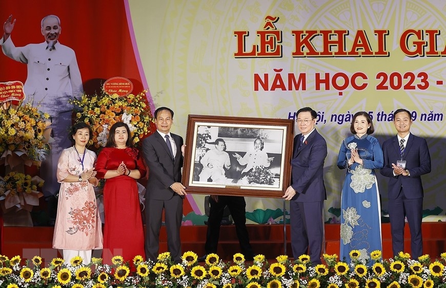 越南国会主席王廷惠在河内市福寿县出席T78友谊学校新学年开学典礼。