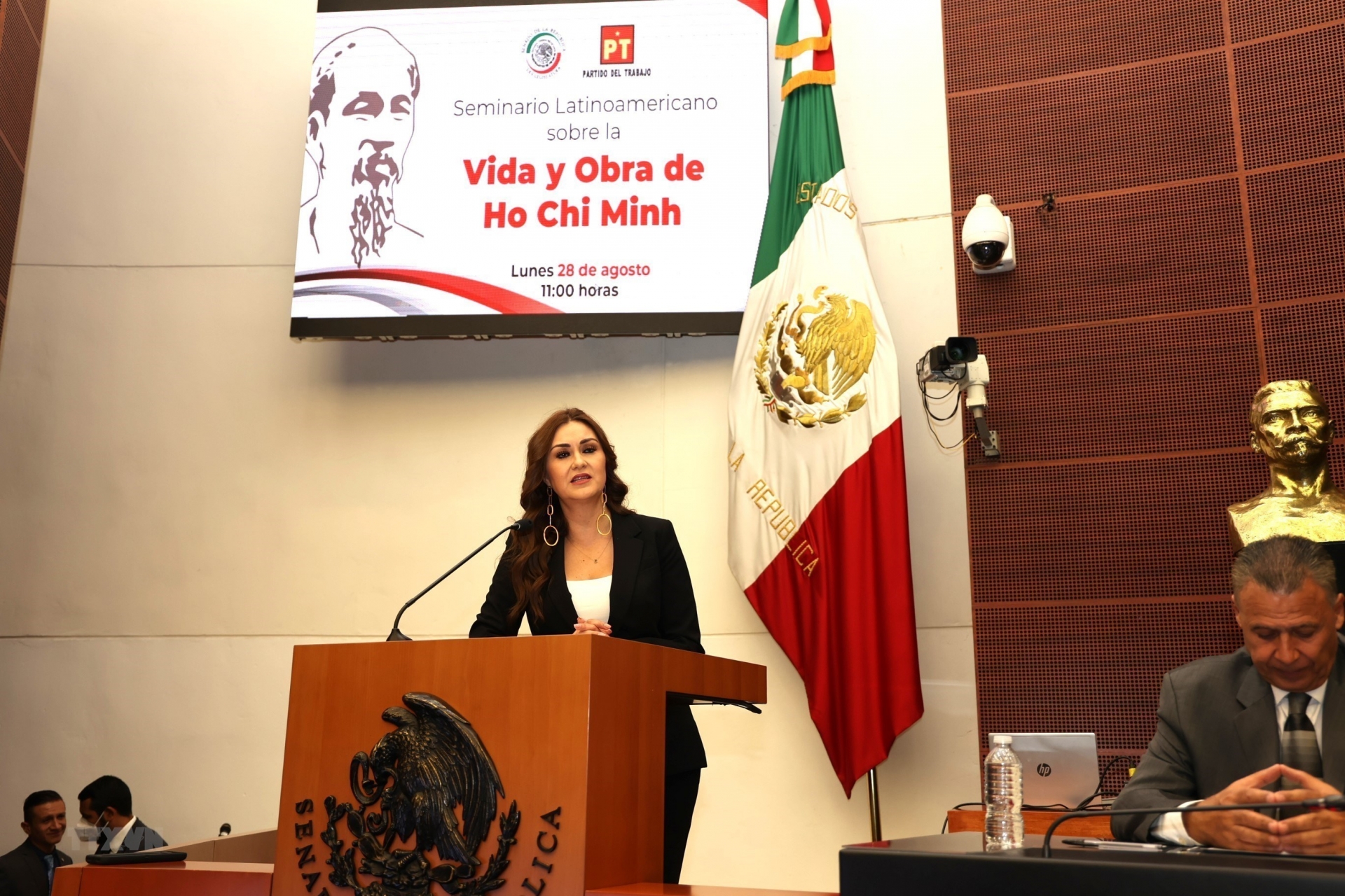 墨西哥参议员乔瓦娜·巴努埃洛斯发表讲话。