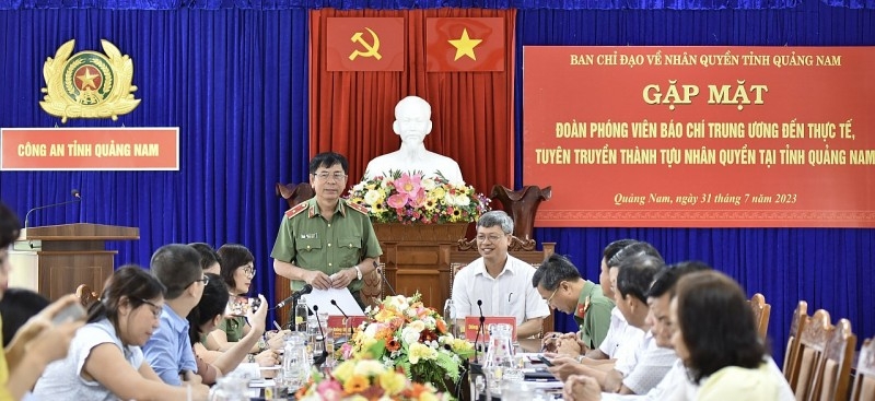 政府常设人权办公室副主任阮文己少将在会上发表讲话。