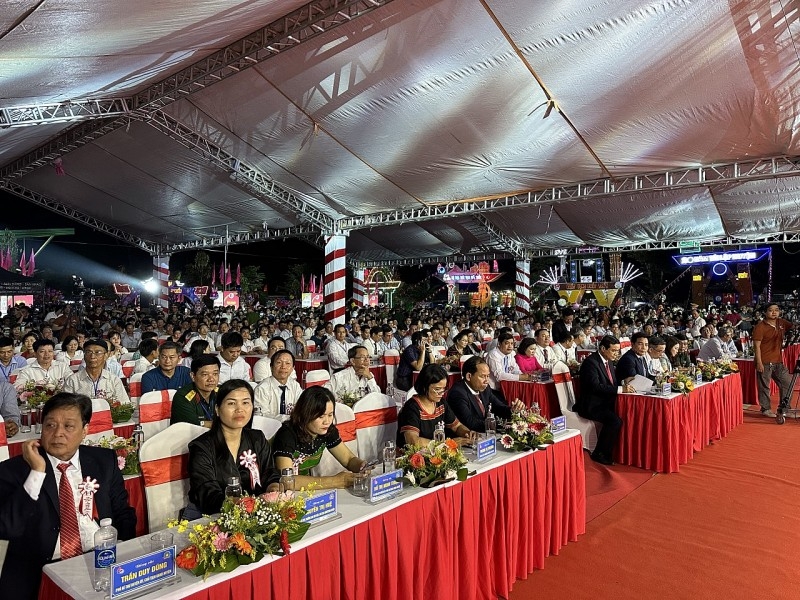 8月1日晚，在广南省南茶眉县隆重举行广南省第五届玉灵参节暨南茶眉县重建20周年纪念活动开幕式。